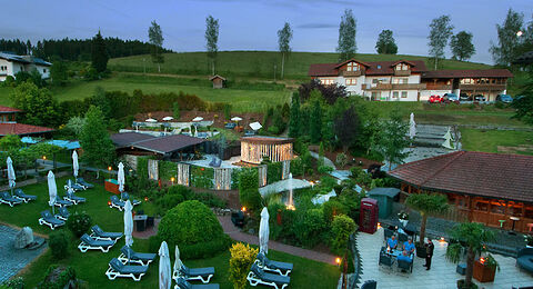 Liegewiese im Paradiesgarten des Hotels Kramerwirt im Bayerischen Wald